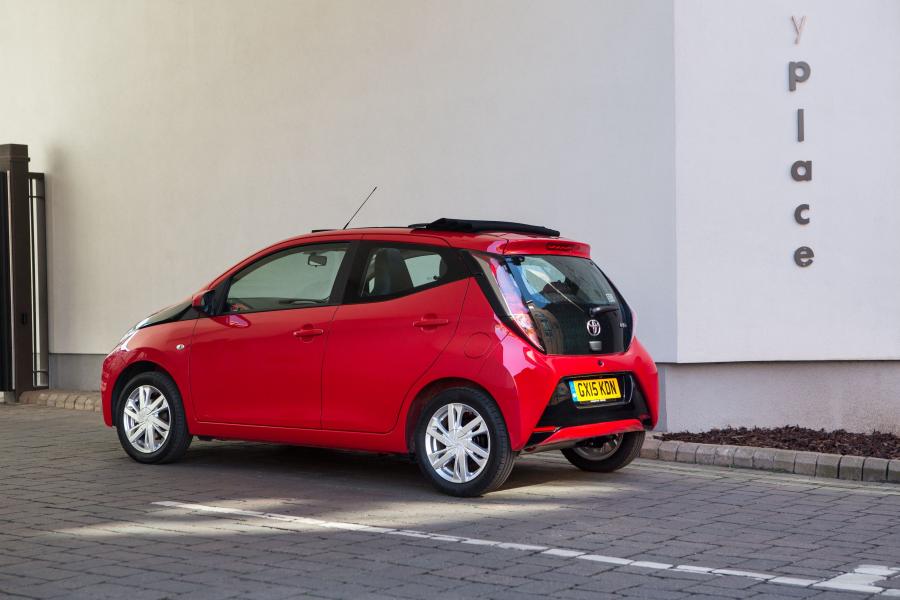  Toyota Aygo x-wave 5-Door 2015 года  (UK) (фото 19 из 20)